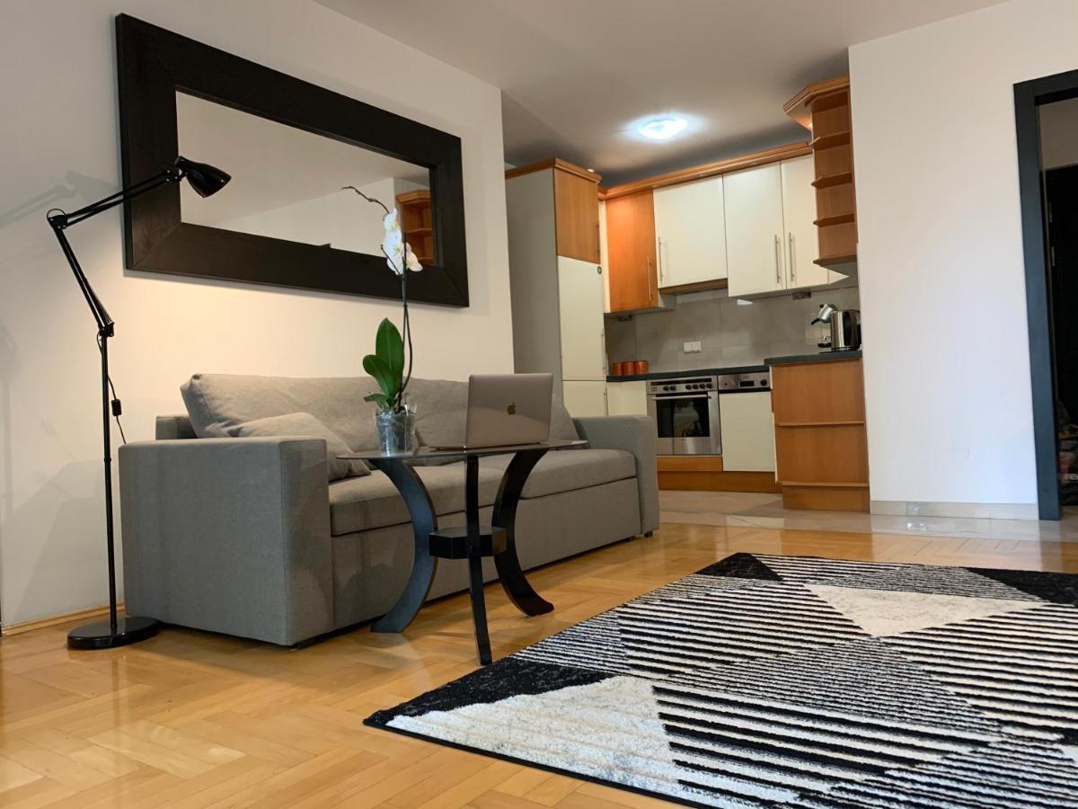 Modern 1br Flat In Heart Of With Parking Appartement Warschau